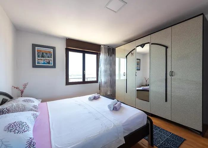 Penthouse With Private Jacuzzi And Sea View Appartement Trogir